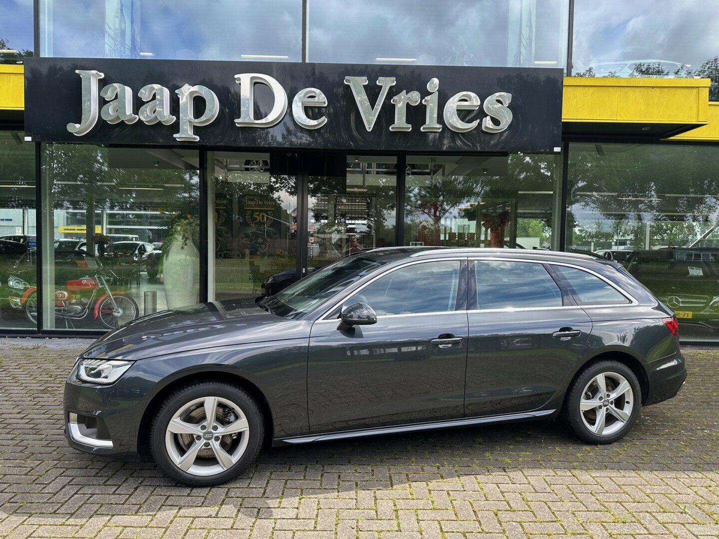 Audi-A4-1