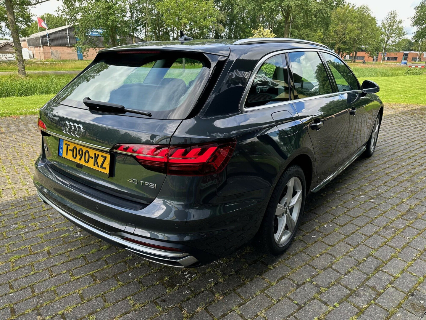 Audi-A4-11