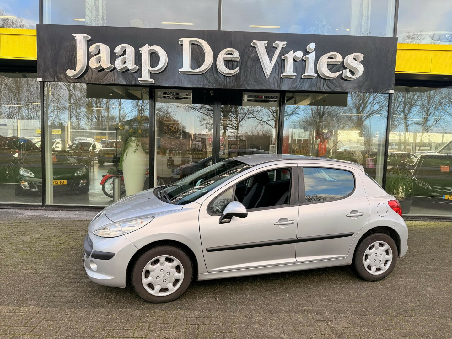 Peugeot-207-1